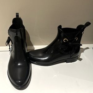 Lemon Jelly women’s Black Rubber Rain Boots.